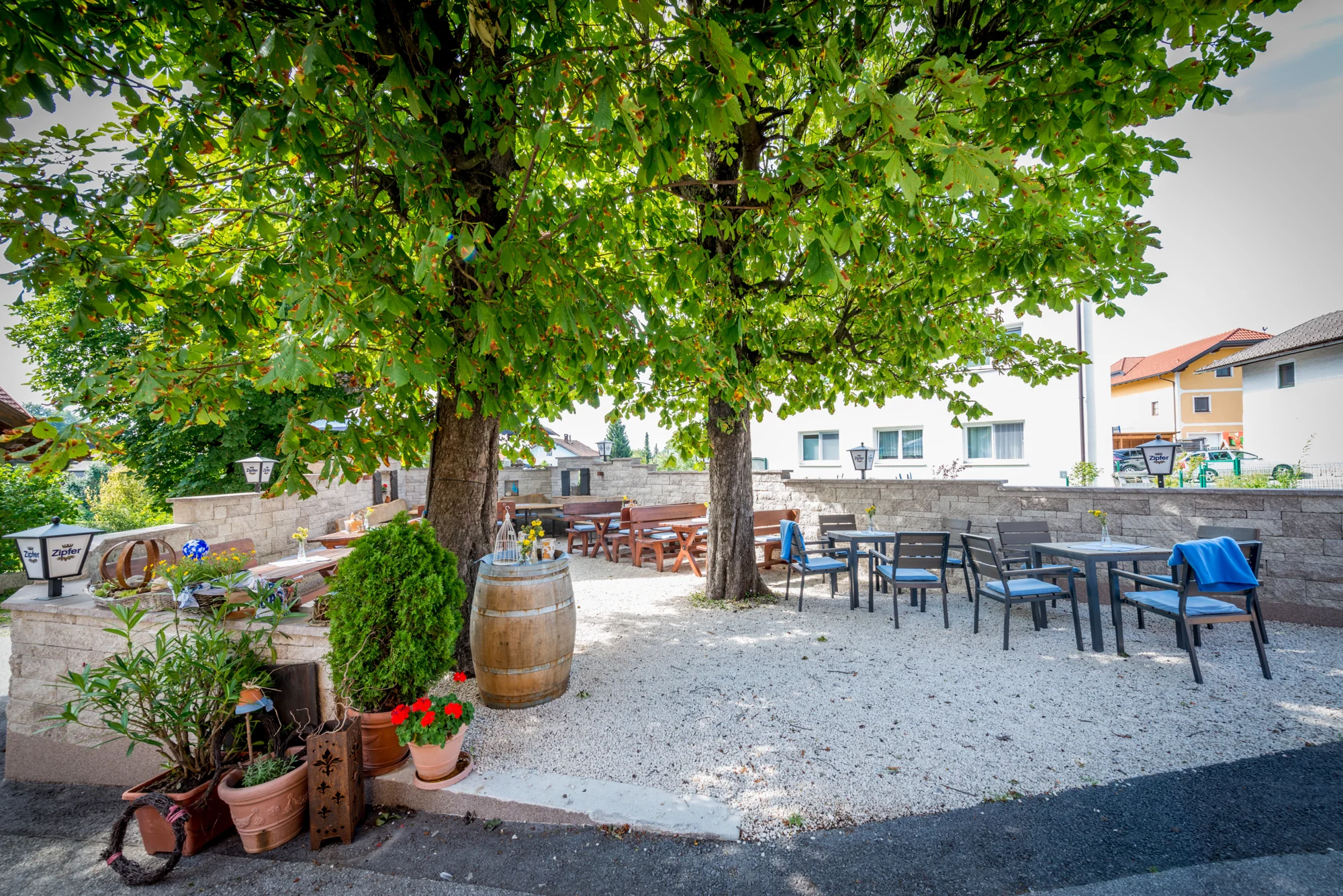 Schattiger Gastgarten unter alten Kastanienbäumen