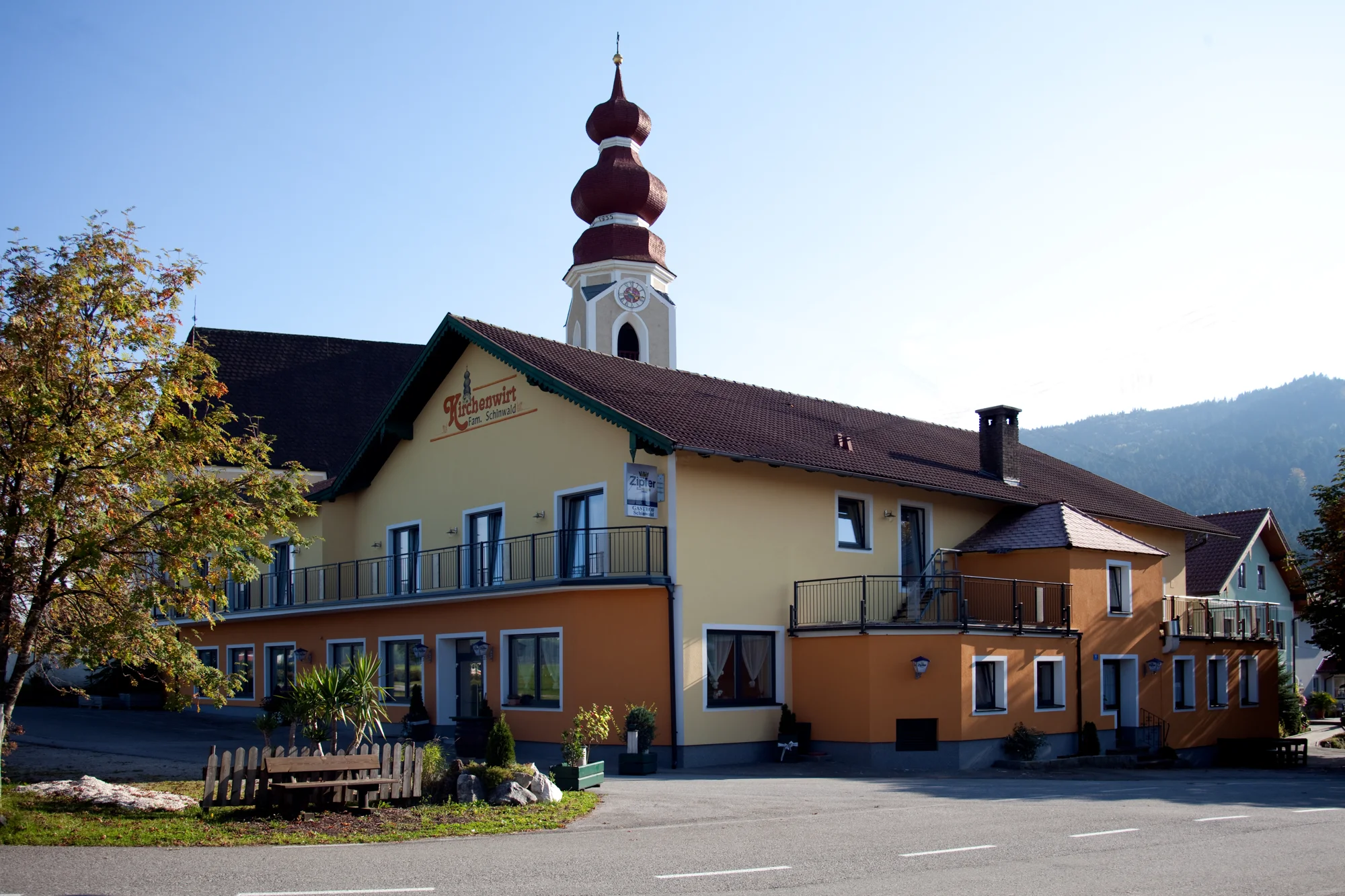 Kirchenwirt Irrsdorf mit der markanten Marienkirche