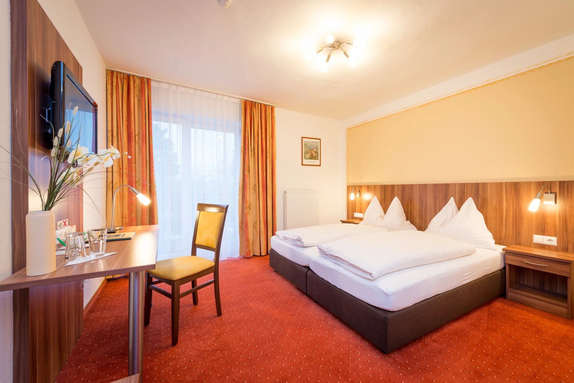 Helles Doppelzimmer mit Balkonzugang, Schreibtisch und Fernseher